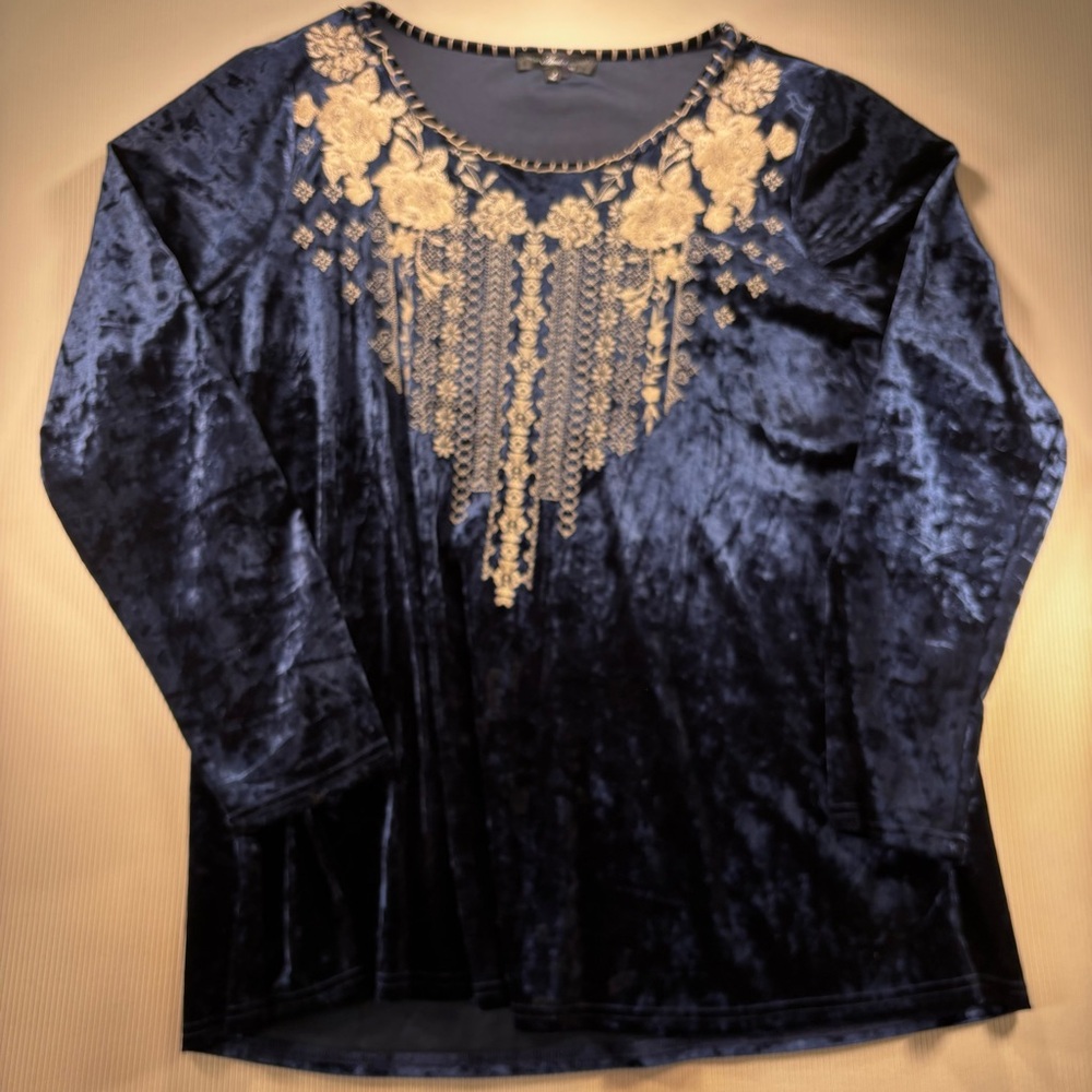 ANDREE‎ BY UNIT Navy Crushed Velvet Blouse with Ivory Embroidery Women’s Tunic